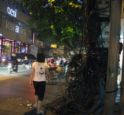 Muôn vàn cách "lấn chiếm" làm cho người dân cảm thấy bức xúc mỗi khi tham gia giao thông tại thủ đô.