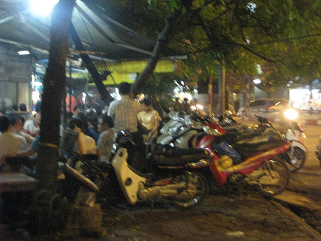 Những bãi đỗ xe mọc lên "nhan nhản" trên khắp các tuyến phố trung tâm của Hà Nội (cả những bãi đỗ xe không phép và được cấp phép). Có thể điểm mặt các bãi tập kết xe dưới lòng đường "khủng" ở Hà Nội