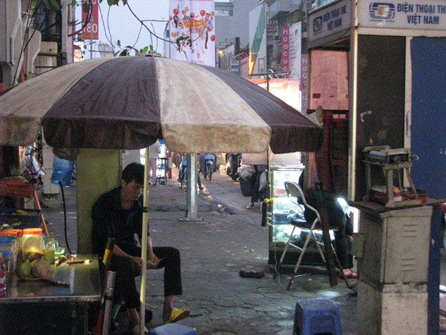 Trên khắp các lòng đường, vỉa hè tại phố cổ Hà Nội gần như bị người dân tận dụng, lấn chiếm, xẻ thịt, mọi lúc, mọi nơi.