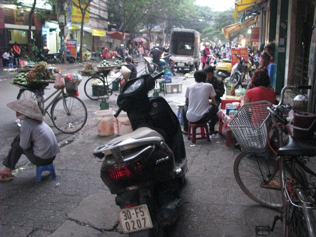 “Tấp nập” biến vỉa hè thành chợ cóc tự do bày bán.