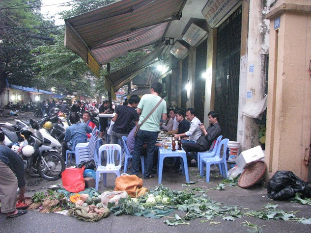 Người dân thủ đô cũng đã quá quen với việc triển khai xử lý nạn lấn chiếm vỉa hè, lòng đường. Mỗi khi có các sự kiện lớn, lễ hội…các cơ quan chức năng lại đồng loạt ra quân xử lý. Thế nhưng xử lý ngày hôm trước thì hôm sau việc buôn bán lấn chiếm lại diễn ra một cách bình thường như không có chuyện gì.