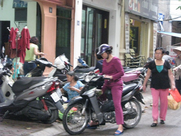 Cuộc sống mưu sinh khiến con người “Bon chen” trên vỉa hè quên cả tính mạng.