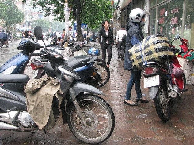 Vỉa hè dành cho người đi bộ càng ngày càng trở nên “ hẹp”.