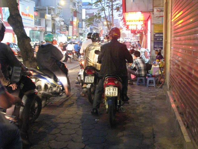 giờ cao điểm người dân tràn lên vỉa hè dành cho người đi bộ để đi cho nhanh.