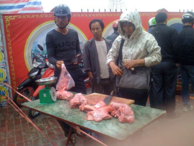 Lần lượt những con cá sấu này được chủ nhân xẻ thịt bán cho những ai có nhu cầu. Lần lượt những con cá sấu này được chủ nhân xẻ thịt bán cho những ai có nhu cầu.