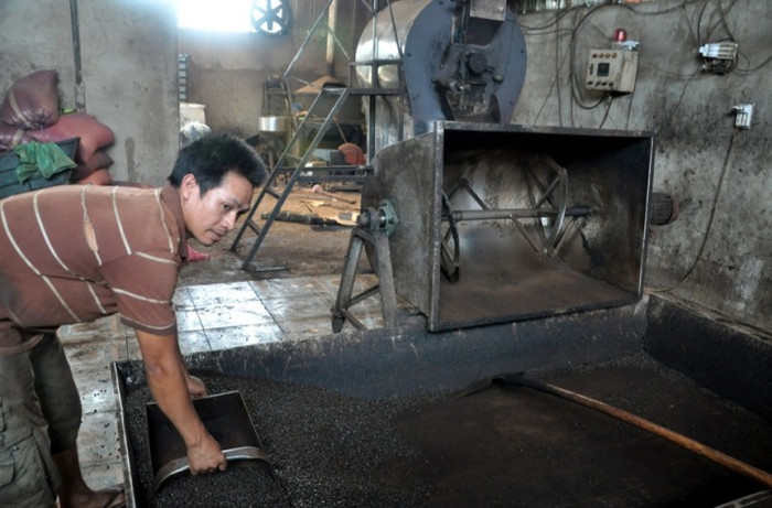 Trong mẻ rang này, chỉ toàn là bắp và đậu nành, rất hiếm những hạt cà phê