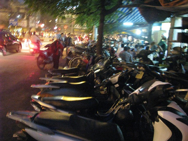 Khả năng lấn chiếm lòng đường vỉa hè của các hàng quán mọc lên tại Quốc Tử Giám, quận Đống Đa chuyên bia hơi và các món nhậu rất đáng ngạc nhiên! Từ sau 4 giờ chiều hằng ngày đến đêm là giờ cao điểm, hàng chục dãy bàn ăn san sát chiếm trọn hàng trăm mét vuông vỉa hè. Lòng đường, vỉa hè đối diện quán cũng bị chiếm dụng làm bãi đỗ xe máy, ô tô chật cứng.