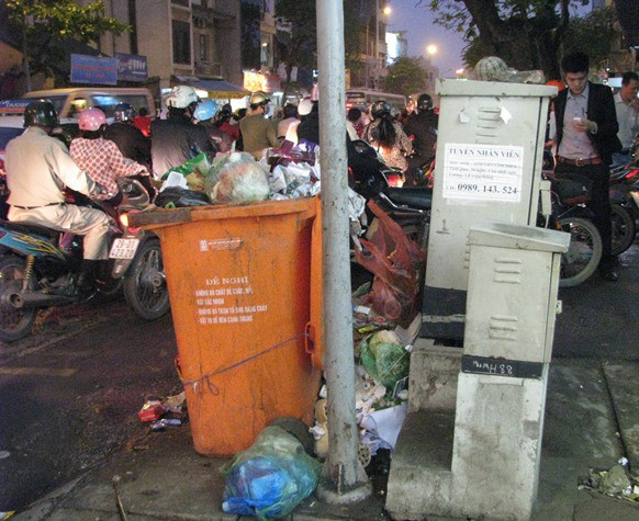 Cảnh tượng nhếch nhác lấn chiếm nơi vỉa hè dành cho người đi bộ.