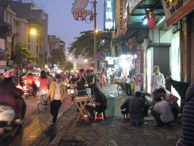 Lấn chiếm làn đường đi bộ “buộc” người đi đường liều mình xuống lòng đường. .