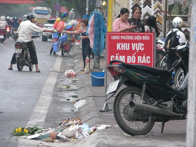 Biển cấm xả rác cũng không được người dân “ hưởng ứng”.