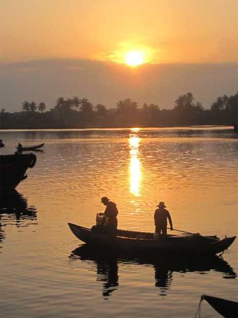 Bình minh ở cửa Đại (sông Trà).