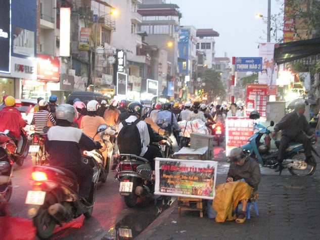 Từ 5 đến 6 giờ chiều, các hàng quán này bắt đầu xuất hiện, “địa bàn” vỉa hè và lòng đường gần như đã được chia “lô” giữa những người bán hàng. Từ 7 đến 9 giờ tối là giờ cao điểm, quán hàng tràn cả xuống đường, xe cộ dựng ngổn ngang gây mất mỹ quan đô thị.