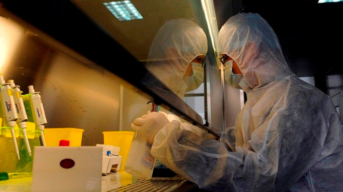 Kỹ thuật viên tại Trung tâm kiểm soát và phòng chống dịch bệnh Hợp Phì (tỉnh An Huy) phân tích một mẫu nghi ngờ nhiễm H7N9 Kỹ thuật viên tại Trung tâm kiểm soát và phòng chống dịch bệnh Hợp Phì (tỉnh An Huy) phân tích một mẫu nghi ngờ nhiễm H7N9