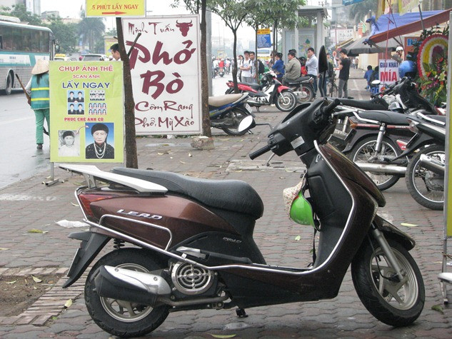 Đến bao giờ người đi bộ có thể đi trên vỉa hè và lòng đường không bị lấn chiếm? Câu hỏi này xin gửi lại chính quyền tại địa phương.