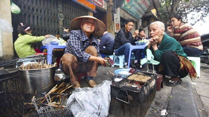 Sau nhiều đợt ra quân rầm rộ của nhiều lực lượng từ công an đến tự quản, từ phường đến quận, thanh tra giao thông..., tình trạng vi phạm lòng đường, vỉa hè không giảm mà còn có chiều hướng gia tăng phức tạp hơn.