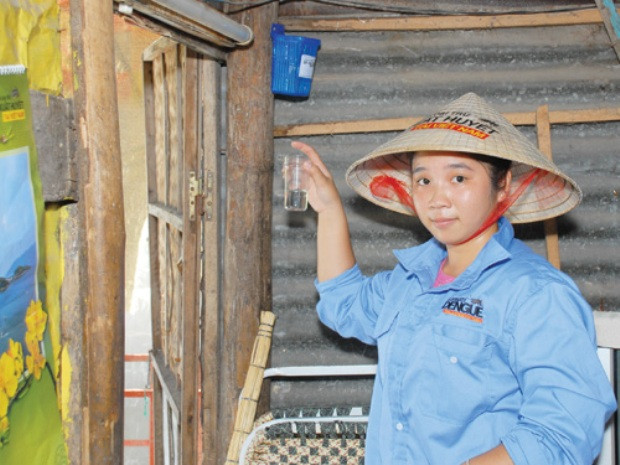 Cộng tác viên của chương trình đặt lọ "nuôi muỗi" trên đảo Trí Nguyên Cộng tác viên của chương trình đặt lọ "nuôi muỗi" trên đảo Trí Nguyên