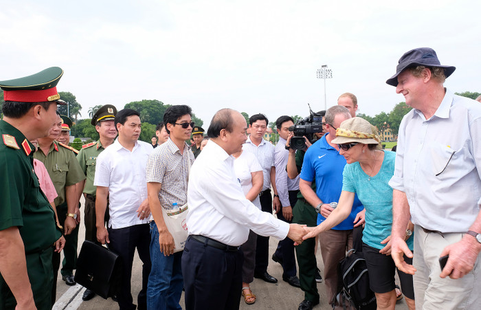 Thủ tướng bắt tay du khách thăm quan Lăng. (Ảnh: VGP) Thủ tướng bắt tay du khách thăm quan Lăng. (Ảnh: VGP)