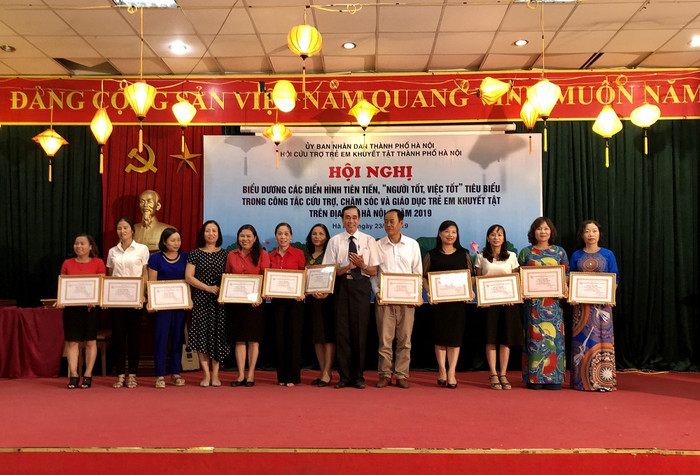 Nhờ sự quan tâm của cộng đồng, hoạt động cứu trợ, chăm sóc và giáo dịc trẻ em khuyết tật thời gian gần đây có nhiều chuyển biến đáng kể. Nhờ sự quan tâm của cộng đồng, hoạt động cứu trợ, chăm sóc và giáo dịc trẻ em khuyết tật thời gian gần đây có nhiều chuyển biến đáng kể.