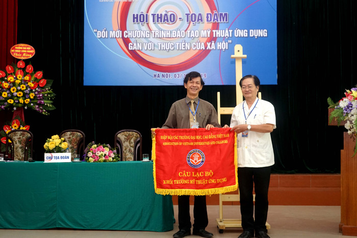 Ban chủ nhiệm câu lạc bộ mới ra mắt tại buổi tọa đàm. (Ảnh: Ngọc Trang) Ban chủ nhiệm câu lạc bộ mới ra mắt tại buổi tọa đàm. (Ảnh: Ngọc Trang)