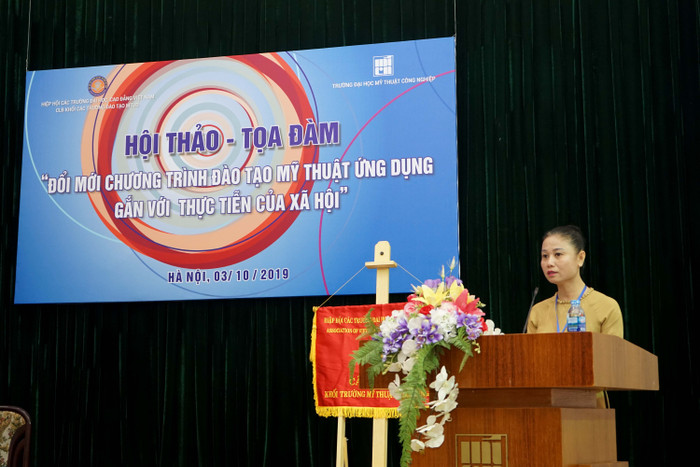 Phó Giáo sư Tiến sĩ Đặng Mai Anh, phó Hiệu trưởng phụ trách Trường Đại học Mỹ thuật Công Nghiệp Hà Nội cho rằng Hội thảo - Tọa đàm có ý nghĩa lớn trong công tác đào tạo Mỹ thuật ứng dụng trong thực tiễn. Ảnh: Ngọc Trang. Phó Giáo sư Tiến sĩ Đặng Mai Anh, phó Hiệu trưởng phụ trách Trường Đại học Mỹ thuật Công Nghiệp Hà Nội cho rằng Hội thảo - Tọa đàm có ý nghĩa lớn trong công tác đào tạo Mỹ thuật ứng dụng trong thực tiễn. Ảnh: Ngọc Trang.