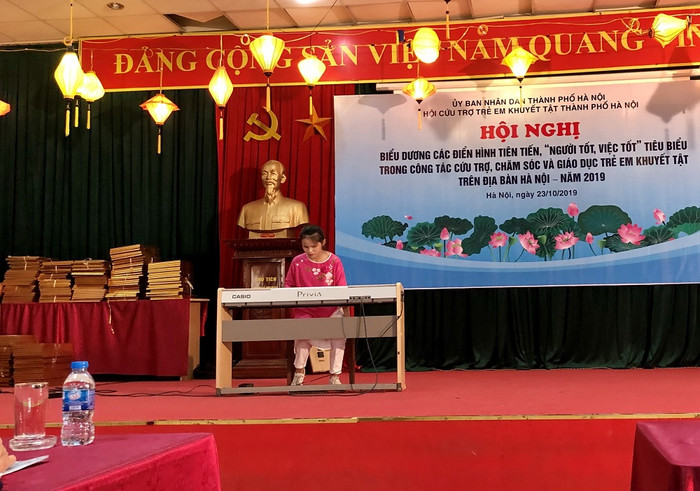 Tiết mục đàn của học sinh lớp khiếm thị trường Nguyễn Đình Chiểu Tiết mục đàn của học sinh lớp khiếm thị trường Nguyễn Đình Chiểu