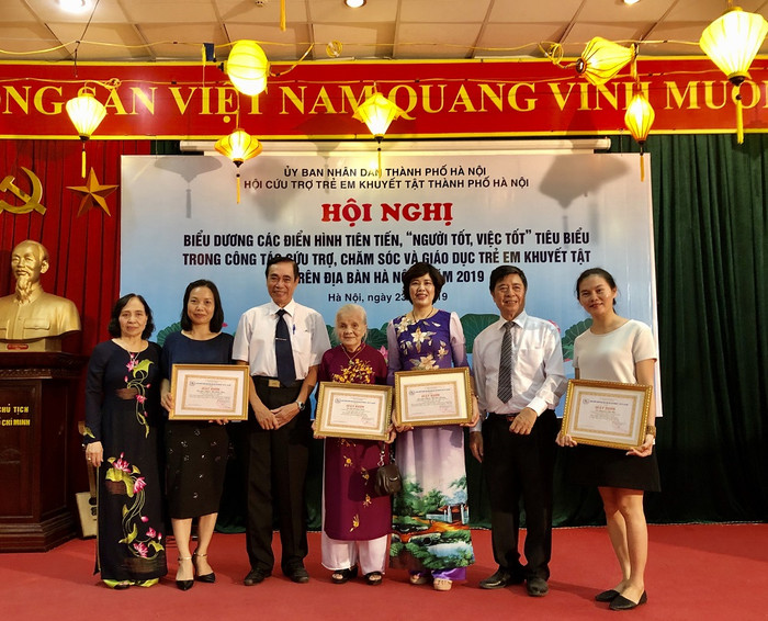 Cá nhân, tập thể được biểu dương chụp ảnh lưu niệm. Cá nhân, tập thể được biểu dương chụp ảnh lưu niệm.