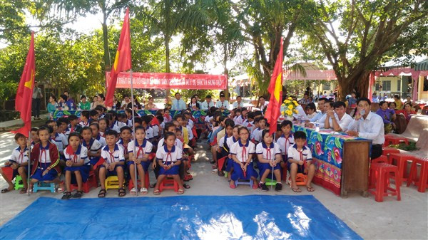 Ảnh: Trường Tiểu học Thị trấn 1, huyện An Minh, tỉnh Kiên Giang tổ chức Lễ khai giảng năm học 2017 - 2018.