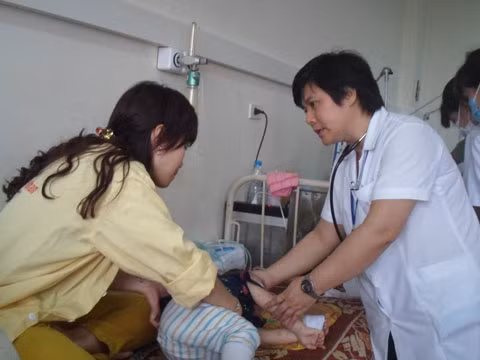 Bác sĩ Nguyễn Thu Hương, trưởng khoa Nhi, Bệnh viện Thanh Nhàn đang thăm hỏi bệnh nhân. (Ảnh: Diện Hứa)