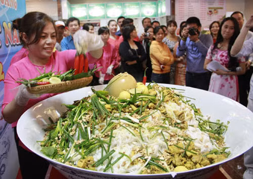 Tô mì Quảng làm từ 10 con gà, 50 kg mì dành cho 250 người ăn. Đầu bếp mất hơn 4 giờ để chế biến. Ảnh: Nguyễn Đông.