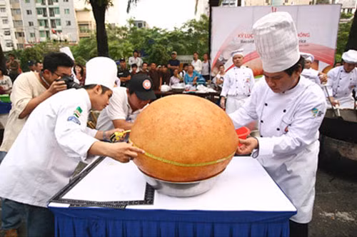 Bánh xôi chiên phồng với chu vi bánh 187cm, đường kính 59,5cm và chiều cao 41,5cm. Ảnh:Phunuonline.