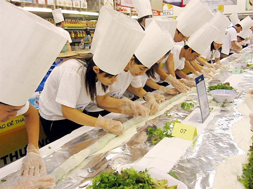 100 người tham gia làm chiếc phở cuốn có chiều dài trên 80m từ 100 kg nguyên liệu. Ảnh: Vietkings. 100 người tham gia làm chiếc phở cuốn có chiều dài trên 80m từ 100 kg nguyên liệu. Ảnh: Vietkings.