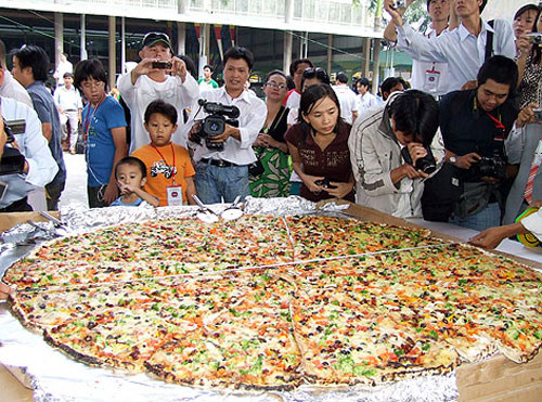 Chiếc pizza chay có đường kính 1,5 m, nặng 50 kg, được làm từ 18 kg bột mì, 10 kg bơ, hành tây, nấm mỡ, ớt chuông, cà rốt mỗi loại 4 kg, bông cải xanh, cà chua khô, olive đen mỗi loại 8 kg... Ảnh: Thoại Hà. Chiếc pizza chay có đường kính 1,5 m, nặng 50 kg, được làm từ 18 kg bột mì, 10 kg bơ, hành tây, nấm mỡ, ớt chuông, cà rốt mỗi loại 4 kg, bông cải xanh, cà chua khô, olive đen mỗi loại 8 kg... Ảnh: Thoại Hà.