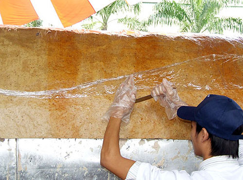 Cây chả quế có đường kính 1,2 m, dài 2,5 m, sau khi nướng nặng 310 kg. 40 người thợ đã dùng 240 kg thịt lợn nạc, 60 kg thịt mỡ, 30 kg gia vị để thực hiện món ăn. Ảnh: Thoại Hà. Cây chả quế có đường kính 1,2 m, dài 2,5 m, sau khi nướng nặng 310 kg. 40 người thợ đã dùng 240 kg thịt lợn nạc, 60 kg thịt mỡ, 30 kg gia vị để thực hiện món ăn. Ảnh: Thoại Hà.