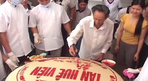 Bánh pía nặng 300 kg có đường kính 1,2 mét, dày 30 cm, phần nhân gồm 160 kg đậu xanh, 50 kg cơm sầu riêng, 10 kg lòng đỏ trứng vịt muối. Ảnh: Tân Huê Viên. Bánh pía nặng 300 kg có đường kính 1,2 mét, dày 30 cm, phần nhân gồm 160 kg đậu xanh, 50 kg cơm sầu riêng, 10 kg lòng đỏ trứng vịt muối. Ảnh: Tân Huê Viên.