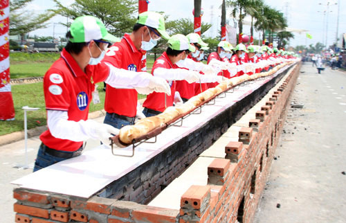 Ổ bánh mì nặng 142 kg được làm từ 111 kg bột, 1,1 kg men tươi… Ảnh: VOV. Ổ bánh mì nặng 142 kg được làm từ 111 kg bột, 1,1 kg men tươi… Ảnh: VOV.