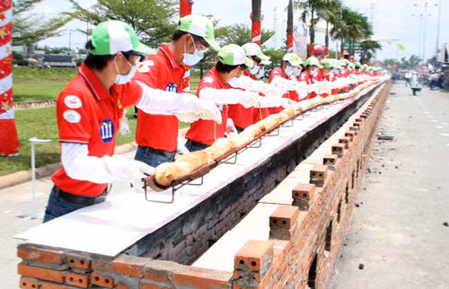 Ổ bánh mì nặng 142 kg được làm từ 111 kg bột, 1,1 kg men tươi… Ảnh: VOV.