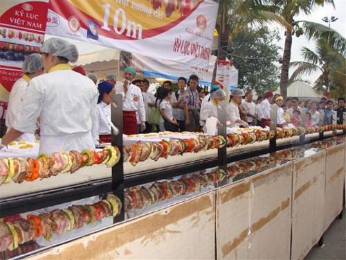 Xiên thịt nướng được làm từ 4,8 kg thịt bò, 3,6 kg thịt gà được tẩm ướp gia vị đặc biệt, 2,5 kg xúc xích, 3 kg jambon... do 15 đầu bếp chuyên nghiệp xiên và nướng tại chỗ trong vòng 1 giờ. Ảnh: Vietnamchefs. Xiên thịt nướng được làm từ 4,8 kg thịt bò, 3,6 kg thịt gà được tẩm ướp gia vị đặc biệt, 2,5 kg xúc xích, 3 kg jambon... do 15 đầu bếp chuyên nghiệp xiên và nướng tại chỗ trong vòng 1 giờ. Ảnh: Vietnamchefs.