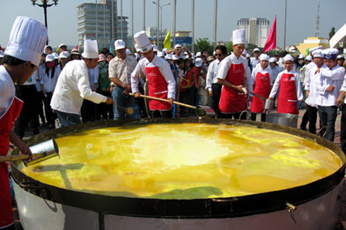 Chiếc bánh khoái có chu vi hơn 9m, nặng 200 kg với 20 kg bột, 5 kg thịt, 5 kg tôm nõn, 5 kg chả lụa, 120 quả trứng, 82 kg rau. Các đầu bếp Huế mất 2 tiếng để làm bánh. Ảnh: Kyluc.vn. Chiếc bánh khoái có chu vi hơn 9m, nặng 200 kg với 20 kg bột, 5 kg thịt, 5 kg tôm nõn, 5 kg chả lụa, 120 quả trứng, 82 kg rau. Các đầu bếp Huế mất 2 tiếng để làm bánh. Ảnh: Kyluc.vn.