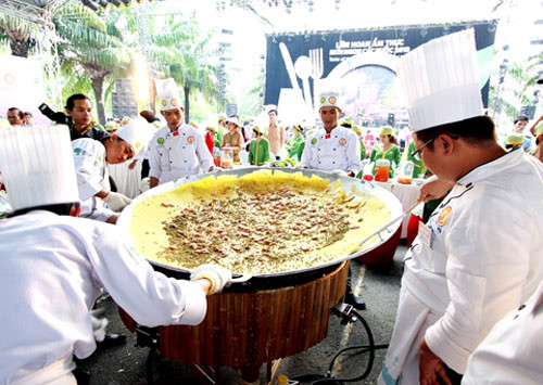 Bánh xèo được làm từ 1 kg gạo, 3 kg nước, 2 kg tôm thịt, 2 kg giá hẹ và các loại gia vị khác. Ảnh: H. Duyên. Bánh xèo được làm từ 1 kg gạo, 3 kg nước, 2 kg tôm thịt, 2 kg giá hẹ và các loại gia vị khác. Ảnh: H. Duyên.