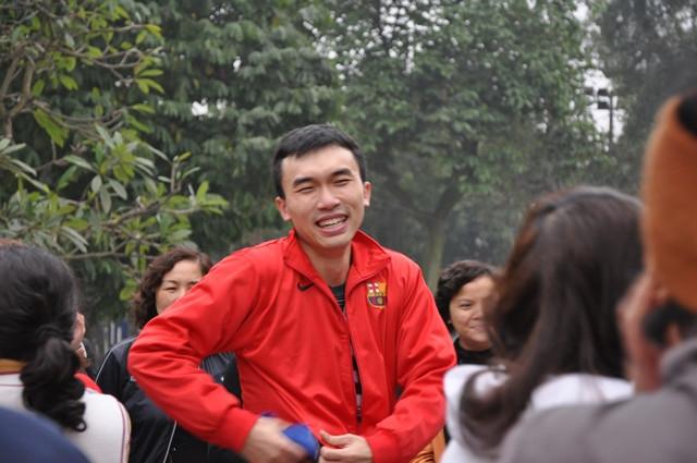 Còn với anh Phạm Quốc Vinh người quản trò thì: “Đây là môn thể dục hàng ngày của anh. Bộ môn tập cho anh sự khởi đầu thoải mái, đặc biệt anh được rèn luyện về tinh thần. Anh hiểu và áp dụng vào cuộc sống, rất vui khi có thể cùng chia sẻ cho nhiều người. Một hè qua anh yêu bản thân, yêu gia đình, đồng nghiệp, anh học được cách yêu từng phút giây của mình”. Còn với anh Phạm Quốc Vinh người quản trò thì: “Đây là môn thể dục hàng ngày của anh. Bộ môn tập cho anh sự khởi đầu thoải mái, đặc biệt anh được rèn luyện về tinh thần. Anh hiểu và áp dụng vào cuộc sống, rất vui khi có thể cùng chia sẻ cho nhiều người. Một hè qua anh yêu bản thân, yêu gia đình, đồng nghiệp, anh học được cách yêu từng phút giây của mình”.