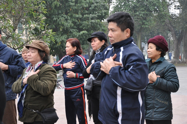 Đặt tay lên đầu và lên tim để cảm nhận hơi thở cuộc sống. Đặt tay lên đầu và lên tim để cảm nhận hơi thở cuộc sống.