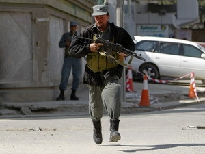 Một cảnh sát Afghanistan trên đường phố Kabul. Ảnh: Reuters. Một cảnh sát Afghanistan trên đường phố Kabul. Ảnh: Reuters.