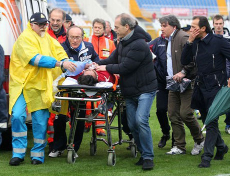 Dù được các bác sỹ cấp cứu ngay trên sân nhưng Piermario Morosini (áo đỏ) đã không qua khỏi. Ảnh: Getty. Dù được các bác sỹ cấp cứu ngay trên sân nhưng Piermario Morosini (áo đỏ) đã không qua khỏi. Ảnh: Getty.