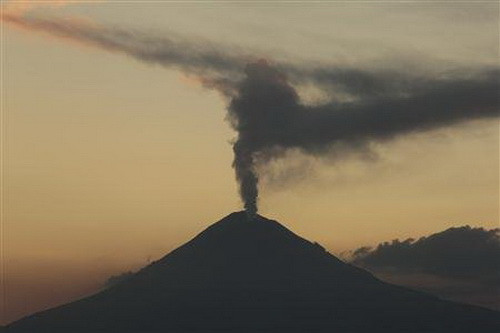 Núi lửa Popocatepetl phun tro và khói trong ngày 14/4. Ảnh: Reuters. Núi lửa Popocatepetl phun tro và khói trong ngày 14/4. Ảnh: Reuters.