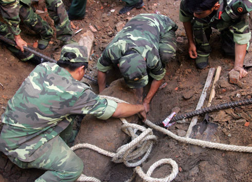 Lực lượng công binh đào hai quả bom lên. Ảnh: An Nhơn. Lực lượng công binh đào hai quả bom lên. Ảnh: An Nhơn.