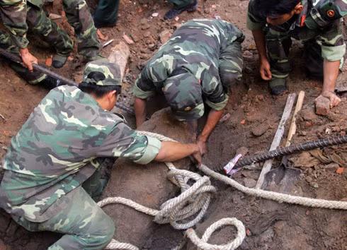 Lực lượng công binh đào hai quả bom lên. Ảnh: An Nhơn.