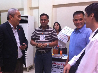 Đại sứ Nguyễn Vũ Tú (bìa trái) trong chuyến đi “giải cứu” 122 ngư dân năm 2011. Ảnh: Thục Minh.