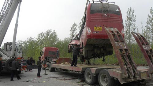 Ngoài 24 chết, vụ tai nạn còn khiến 2 khác người bị thương. Ảnh: Tân Hoa Xã. Ngoài 24 chết, vụ tai nạn còn khiến 2 khác người bị thương. Ảnh: Tân Hoa Xã.