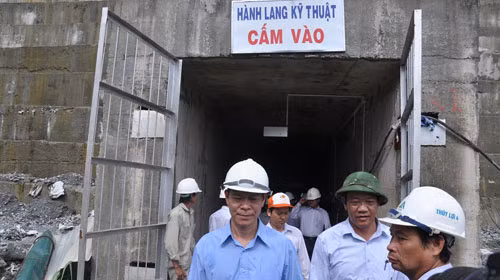 Đoàn đại biểu Quốc hội tỉnh Quảng Nam thị sát đập thủy điện Sông Tranh 2 sáng 18/4. Ảnh: Tấn Vũ.