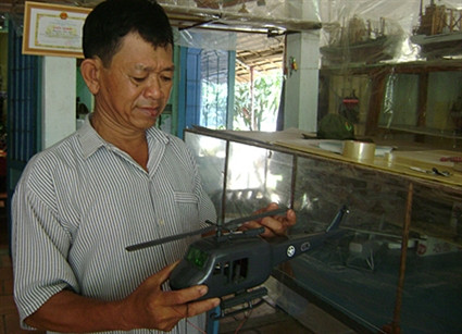 Nghệ nhân Ba Léo với mô hình máy bay.